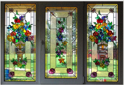 Flori din vitralii cu fotografii și schițe simple pe sticlă