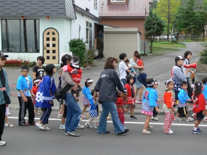 Familia japoneză în atitudinea japoneză deosebită față de copii