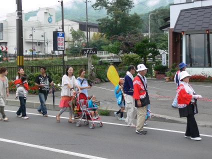 Familia japoneză în atitudinea japoneză deosebită față de copii