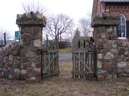 Kerítés vad természetes kő, dekoratív vagy bélelt tégla oszlopok