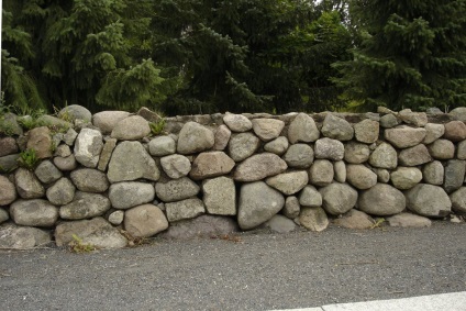 Garduri din piatră sălbatică naturală, ornamentală sau artificială, cu cărămidă