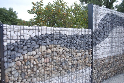 Kerítés vad természetes kő, dekoratív vagy bélelt tégla oszlopok