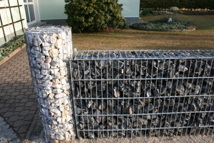 Garduri din piatră sălbatică naturală, ornamentală sau artificială, cu cărămidă
