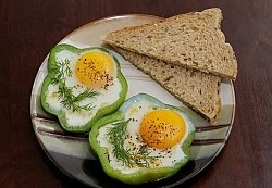 Ouă prajite cu roșii în inele de piper bulgar (rețetă cu fotografie)
