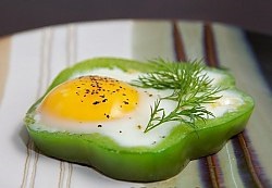 Ouă prajite cu roșii în inele de piper bulgar (rețetă cu fotografie)
