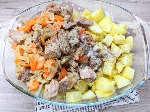 Prăjiți cu carne de porc și cartofi în rețeta cuptorului cu o fotografie