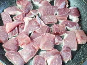 Prăjiți cu carne de porc și cartofi în rețeta cuptorului cu o fotografie