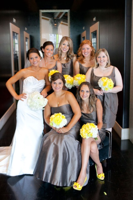 Imaginea de nuntă galben-gri a prietenilor și boierilor