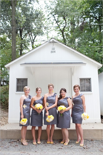 Imaginea de nuntă galben-gri a prietenilor și boierilor