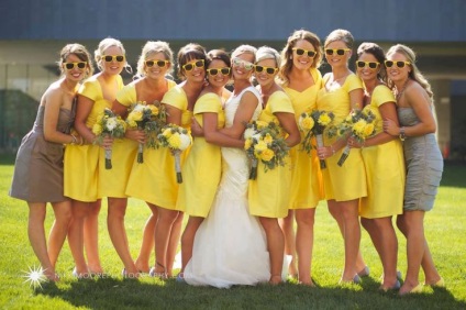 Sárga-szürke esküvői vőfély képre, és bojárok