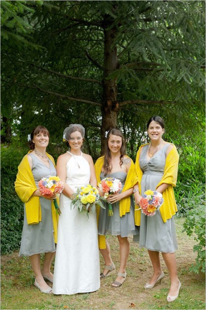 Sárga-szürke esküvői vőfély képre, és bojárok