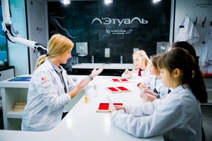 Csillag gyerekekkel a megnyitón laboratóriumban fiatal perfumers L'Etoile a Kidzania