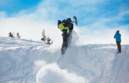 Balet pe cascadorii de snowmobile, salturi și trucuri, o revistă de mecanică populară