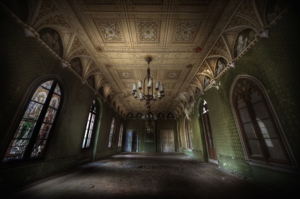 Fotograful blogului, fotografiat în clădiri abandonate