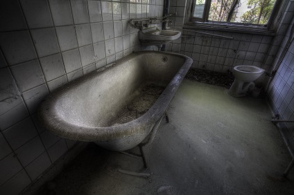 Fotograful blogului, fotografiat în clădiri abandonate