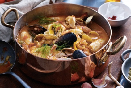 Supă de bouillabaisse a pescarilor francezi, care a devenit o farfurie gourmet