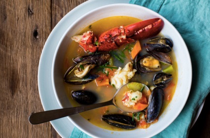 Supă de bouillabaisse a pescarilor francezi, care a devenit o farfurie gourmet