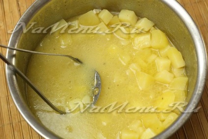 Supă de usturoi cu crotoni, o rețetă cu o fotografie de cartofi și verdeață