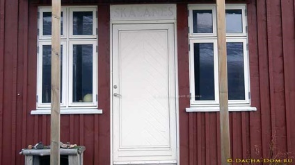 Culoarea ușilor de intrare și decorarea intrării în casă