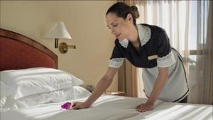 Obligațiile unei servitoare într-un hotel