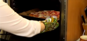 Házi pizza mozzarella és szalámi - egy lépésről lépésre recept fotók