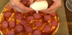 Házi pizza mozzarella és szalámi - egy lépésről lépésre recept fotók