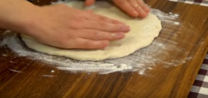 Házi pizza mozzarella és szalámi - egy lépésről lépésre recept fotók