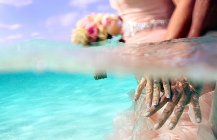 Iubirea ei este la fel de adâncă ca oceanul! Mermaid - mireasa se căsătorește în mijlocul mării