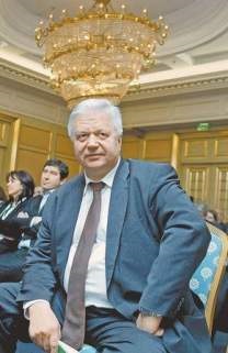 Fostul șef al sindromului a făcut bani pentru tot ce putea ajunge