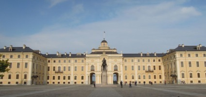 Excursie în parcul Palatului Constantin în artileria articolului