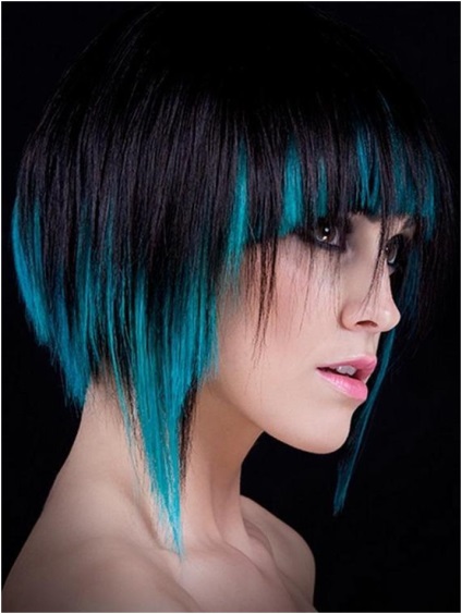 Culoarea părului albastru pentru o imagine extravagantă și misterioasă a unei femei