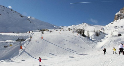 Stațiunea montană Corvara în cascada italienilor de trasee, hoteluri, apartamente, magazine, vreme