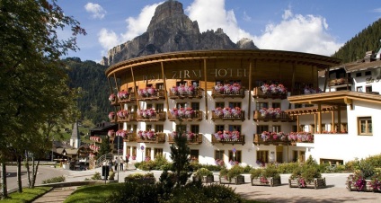 Stațiunea montană Corvara în cascada italienilor de trasee, hoteluri, apartamente, magazine, vreme