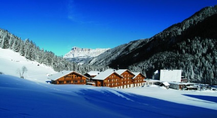 Stațiunea montană Corvara în cascada italienilor de trasee, hoteluri, apartamente, magazine, vreme