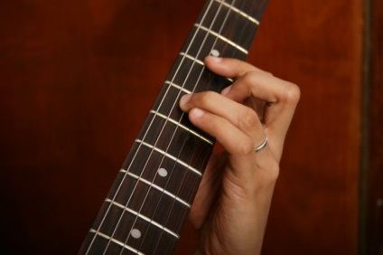 Cum să înveți să cânți la chitară acasă, omj