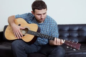 Hogyan lehet megtanulni gitározni otthon a saját kezdőknek