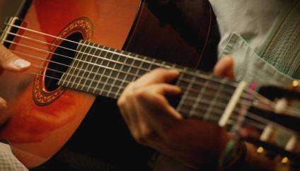 Cum să înveți să joci singură chitara acasă pentru începători