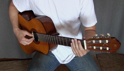 Cum să înveți să joci singură chitara acasă pentru începători