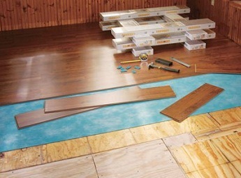 Cum se pune un laminat pe podea din lemn care aliniază o podea din lemn pentru un laminat