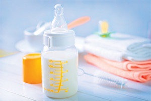 Cum să depozitați laptele matern exprimat în frigider, congelator și la temperatura camerei
