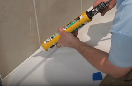 Cum se sigilează rosturile de silicon între baie și perete