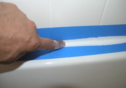 Cum se sigilează rosturile de silicon între baie și perete