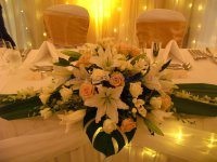 A készítmények az asztalra ifjú, esküvői virág dekoráció