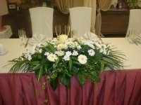 A készítmények az asztalra ifjú, esküvői virág dekoráció