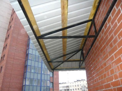 Acoperiș pe balcon instalarea unui acoperiș pe un balcon dintr-un parchet profesional