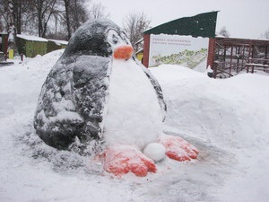 Sculptează figuri de zăpadă