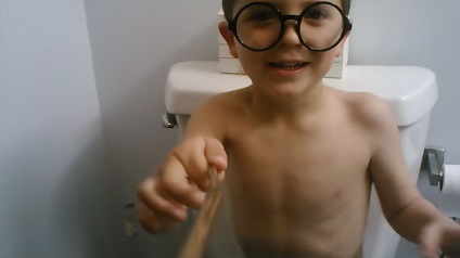 Băiatul de pe film a încercat să se spele în toaletă și să intre în slujba magiei din 