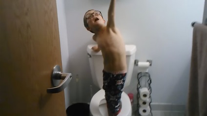 Băiatul de pe film a încercat să se spele în toaletă și să intre în slujba magiei din 