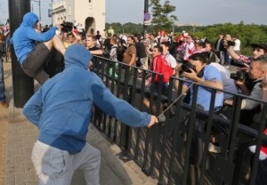 Marșul fanilor ruși sa terminat, poliția a folosit tunuri de apă, există victime (video, fotografii,