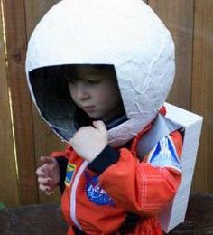 Facem costum cosmonaut și casca